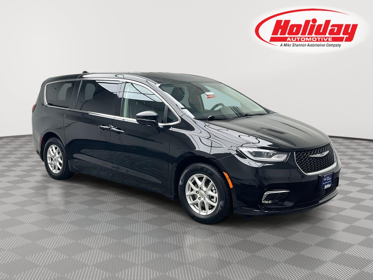 2024 Chrysler Pacifica Touring L in Diamond Black Crystal Pearlcoat — front three-quarter view
