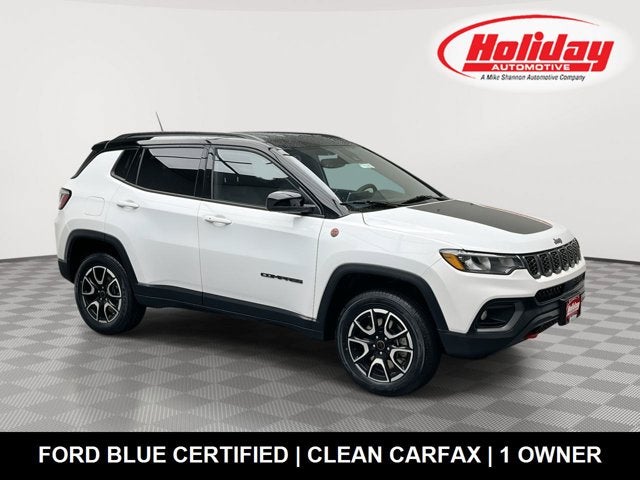 2025 Jeep Compass Trailhawk in Bright White Clearcoat — front three-quarter view