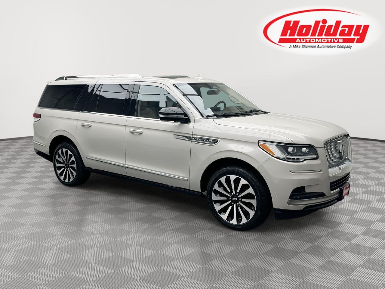 2023 Lincoln Navigator L Reserve in Ceramic Pearl Metallic Tri-Coat — front three-quarter view