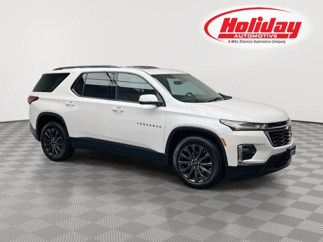 2023 Chevrolet Traverse RS in Iridescent Pearl Tricoat — front three-quarter view