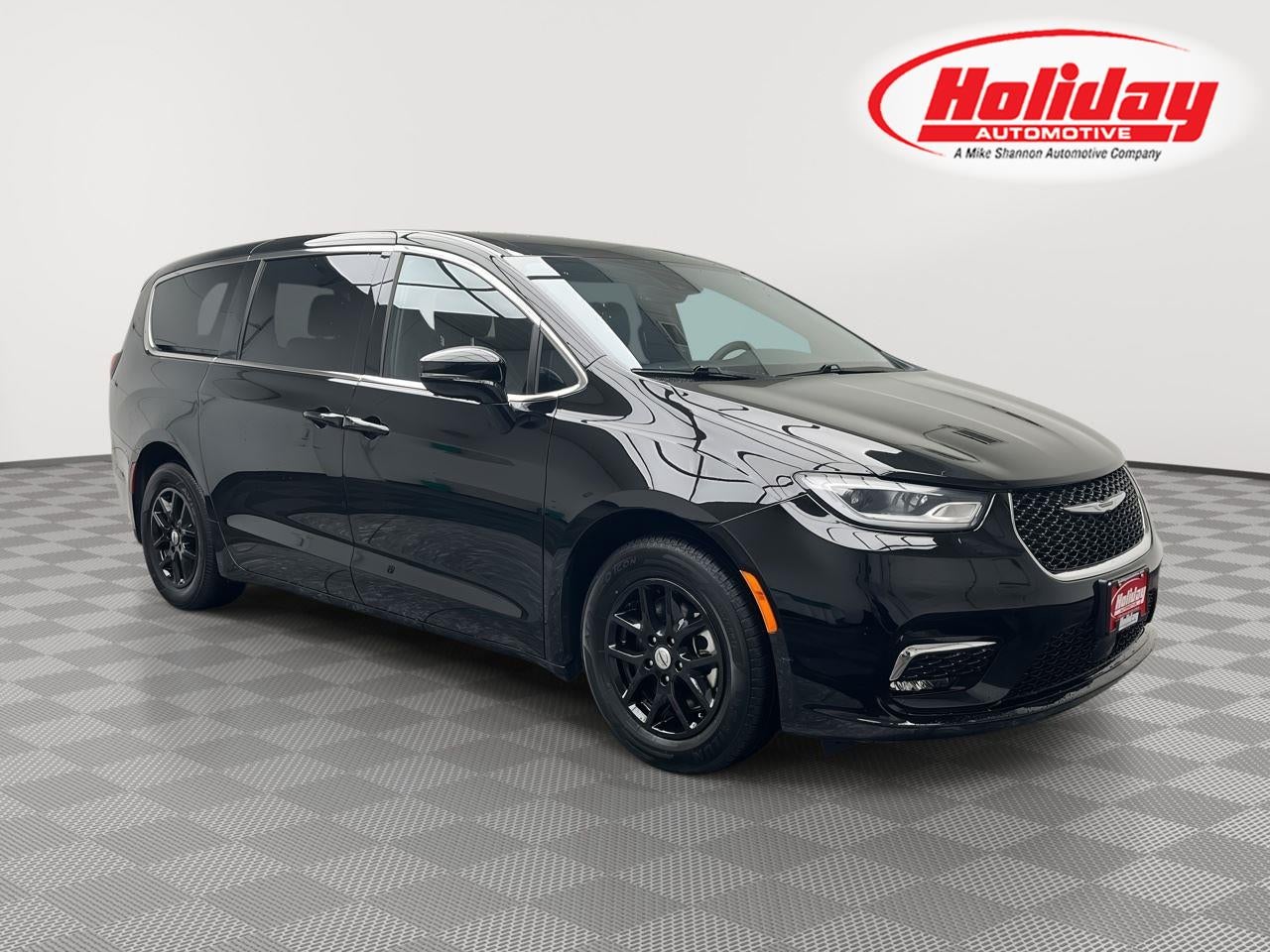 2025 Chrysler Pacifica Select in Diamond Black Crystal Pearlcoat — front three-quarter view
