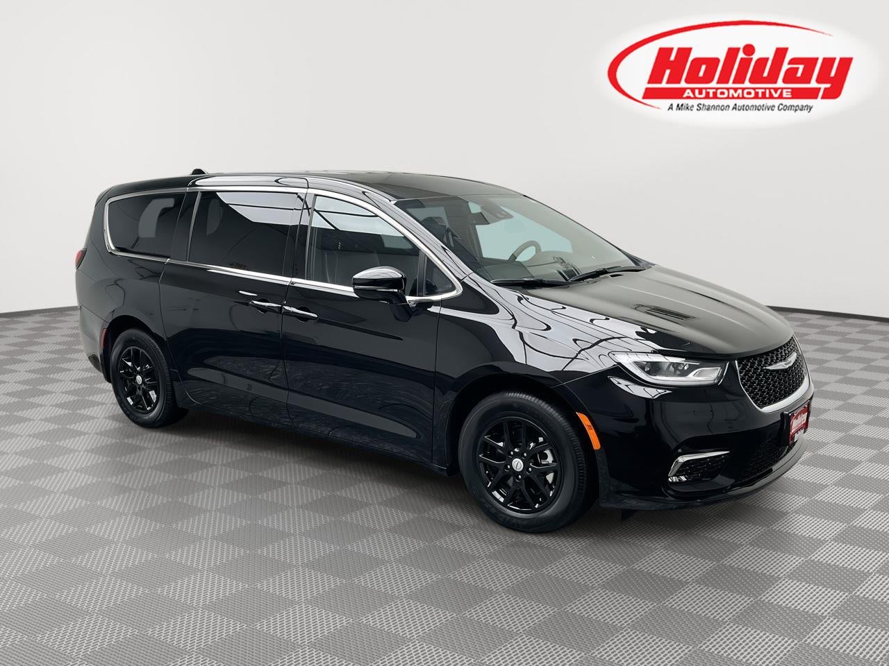 2025 Chrysler Pacifica Select in Diamond Black Crystal Pearlcoat — front three-quarter view