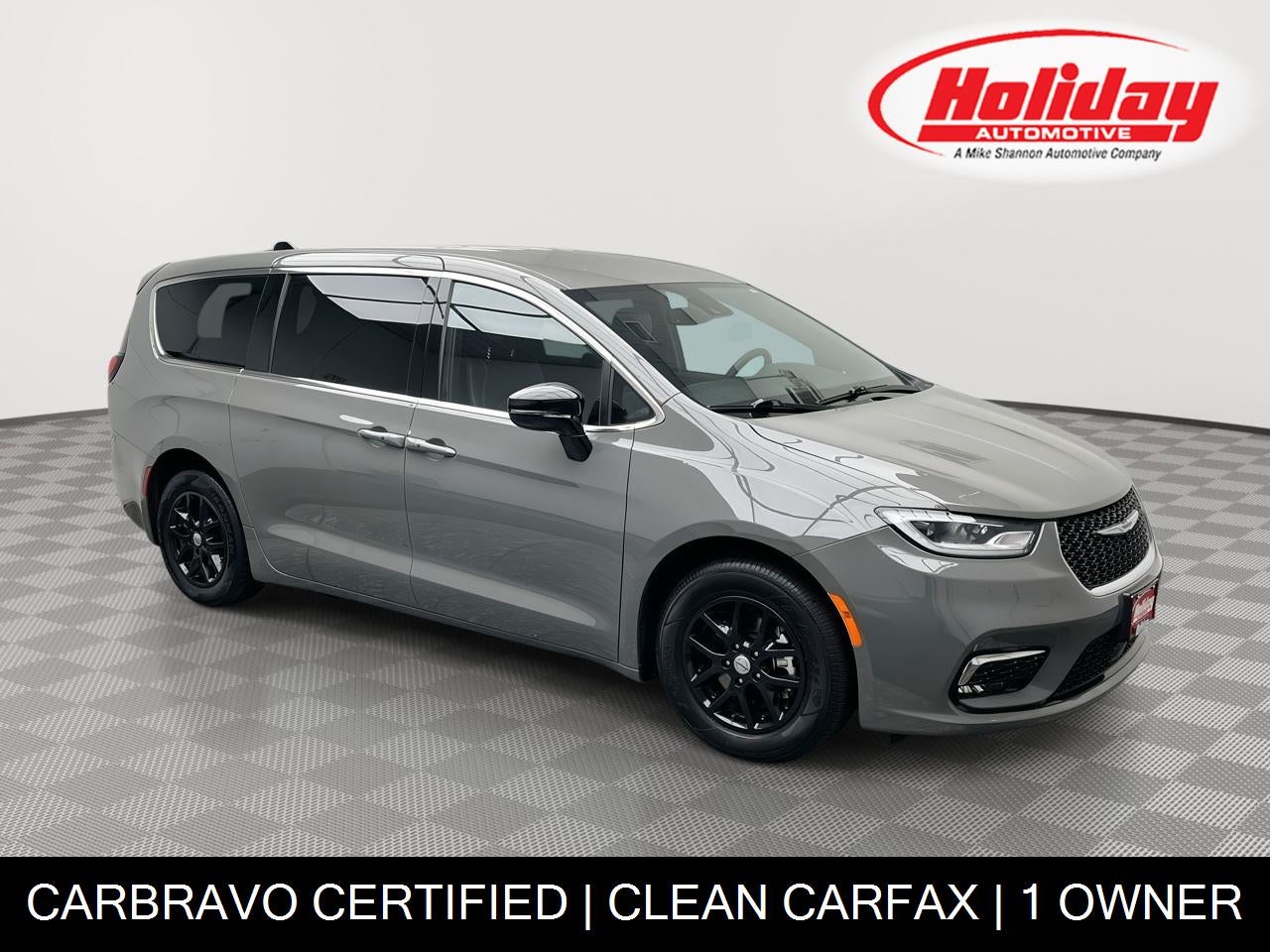 2025 Chrysler Pacifica Select in Ceramic Gray Clearcoat — front three-quarter view