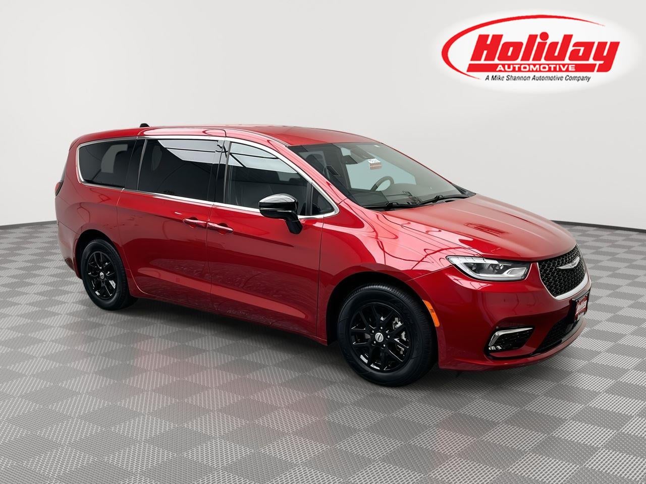 2025 Chrysler Pacifica Select in Red Hot Pearlcoat — front three-quarter view