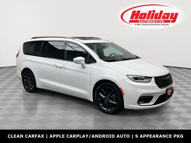 2022 Chrysler Pacifica Limited in Bright White Clearcoat — front three-quarter view