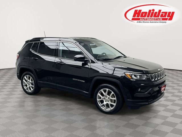 2022 Jeep Compass Latitude Lux in Diamond Black Crystal Pearlcoat — front three-quarter view